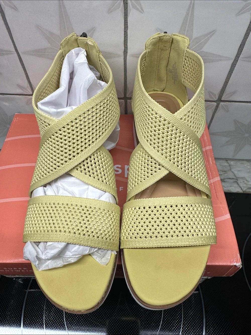 Easy Spirit Wanderer 2 Women’s Butter Yellow Crisscross Canvas Sandals 7.5 NIB